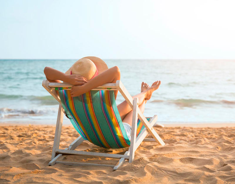 Una mujer sentada disfrutando del verano